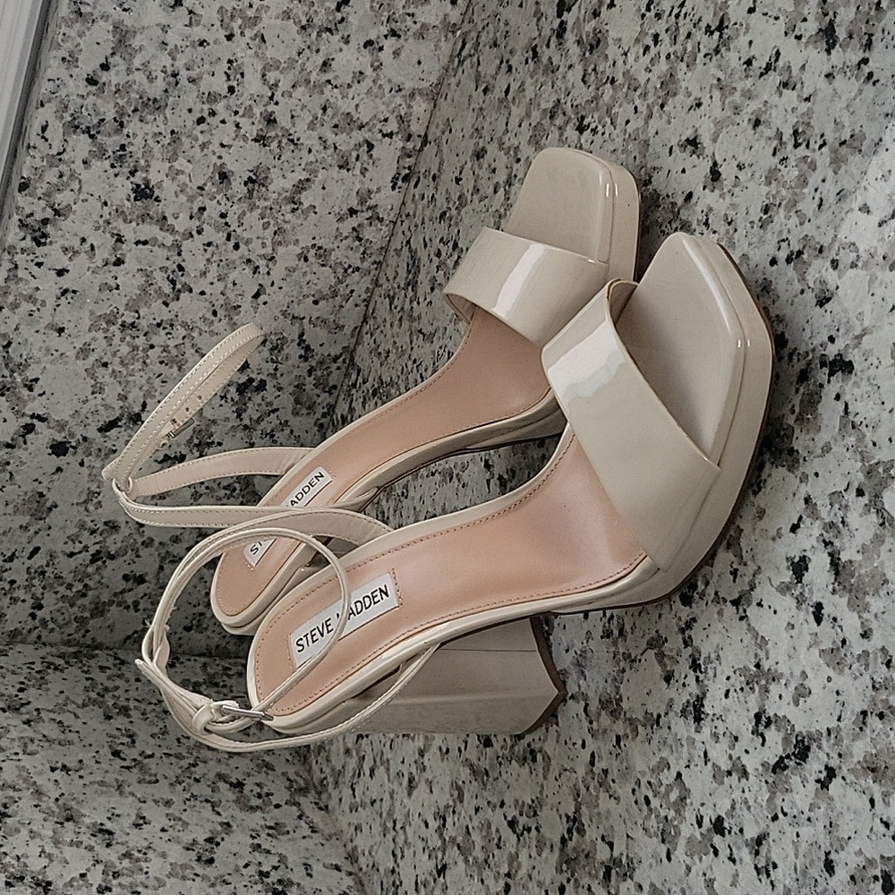 Steve Madden Lessa Bone patent sandals